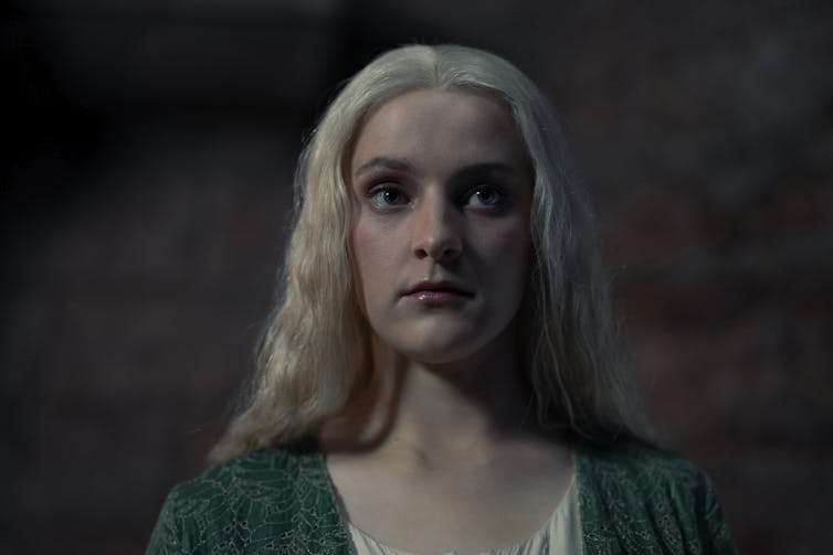 Phia Saban como Helaena Targaryen en _La casa del dragón_.