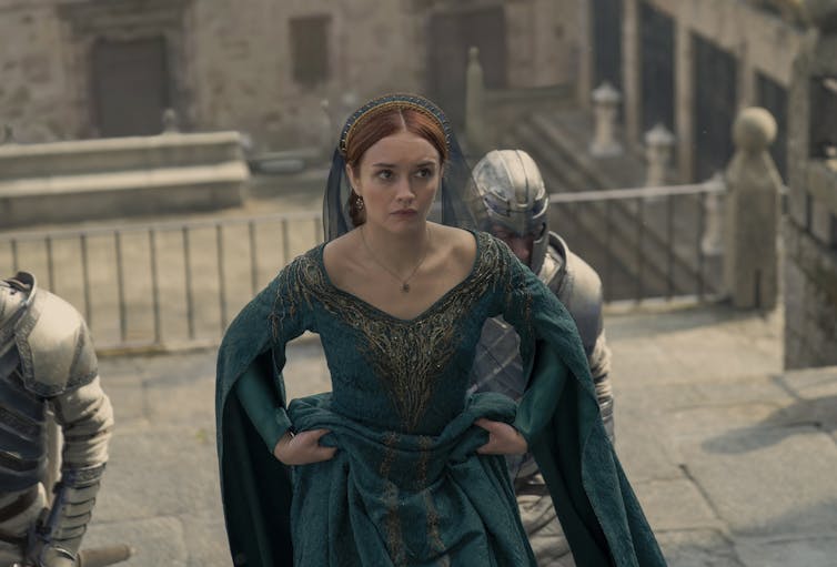 Olivia Cooke subiendo unas escaleras en el papel de Alicent Hightower.