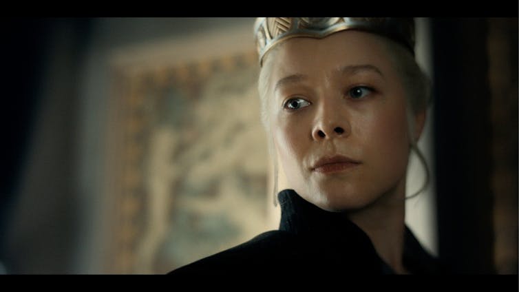 Emma d'Arcy con una corona.